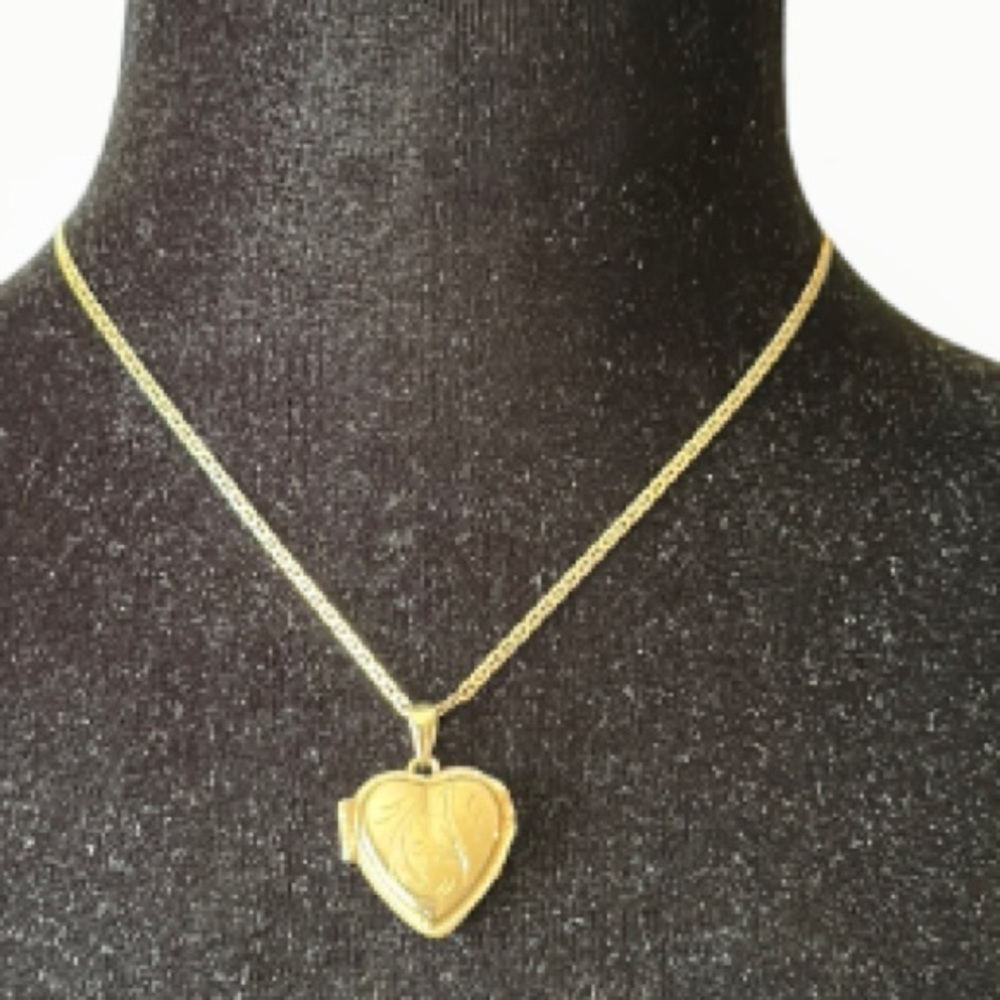 GOLD 10K approx 16 inch chain and sweet 16 pendant locket
